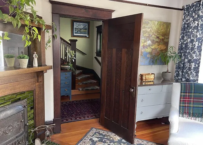 Fisher House Victoria Bed And Breakfast